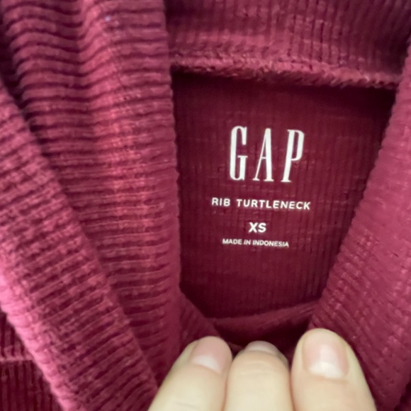 Red Gap turtleneck - Picture 3 of 3